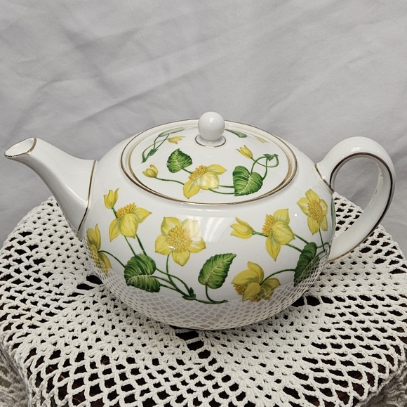 3 pc Wedgwood "King cup" pattern Teapot with Cream and Sugar. - Picture 4 of 15